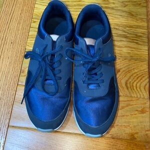 Lacoste women’s athletic blue shoes. Size 8. Very good condition